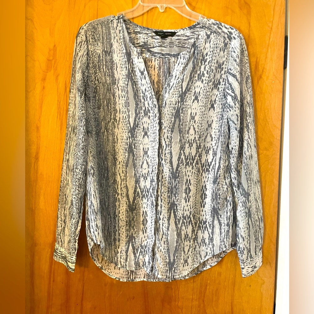 Banana republic women’s snake print top size small. Excellent condition.